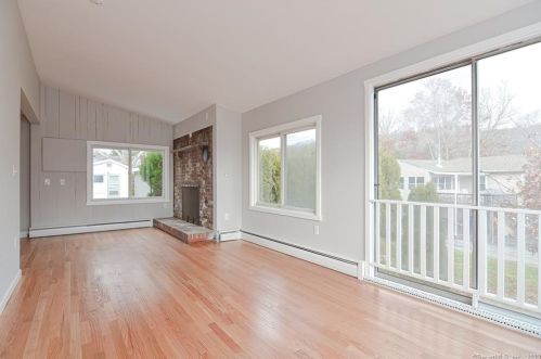 4 Clark Pl, Quaker Hill CT  06375-1204 exterior