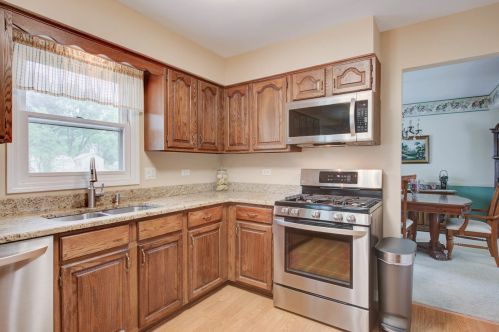 929 Manchester St, Naperville IL  60563-2133 exterior