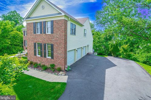 1090 Liberty Meeting Ct, Herndon, VA 20170-2369