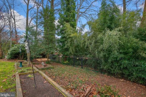 1253 Cresthaven Dr, Silver Spring MD 20903-1107 exterior