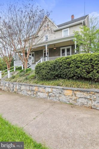 328 Mildred St, Charles Town WV  25414-1834 exterior