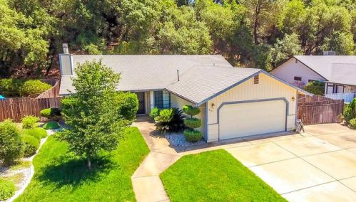 3819 Canterbury Dr, Redding, CA 96002-4887