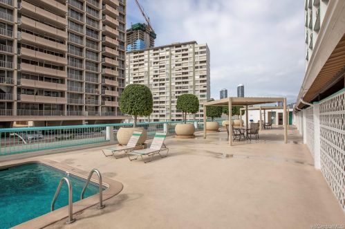 1560 Kanunu St, Honolulu HI  96814-3244 exterior