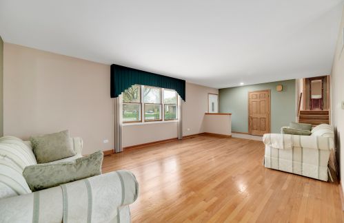 1304 Clyde Dr, Naperville, IL 60565-1229
