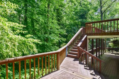 1011 Byrnwyck Rd, Atlanta GA  30319-1665 exterior