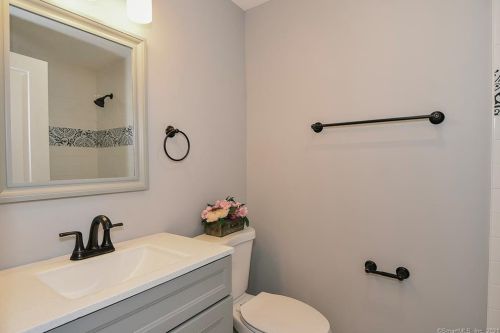 10 Cobblers Ct, Niantic CT  06357-1310 exterior