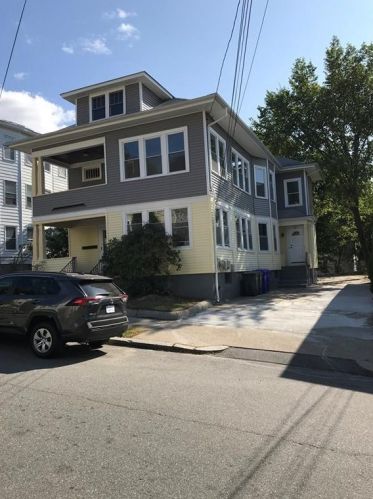 17 7th St, Providence, RI 02906-2822