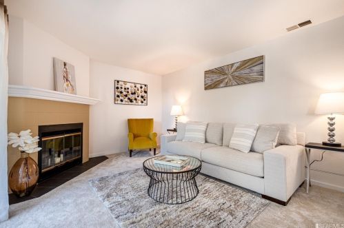 945 Fletcher Ln, Hayward, CA 94544-1012