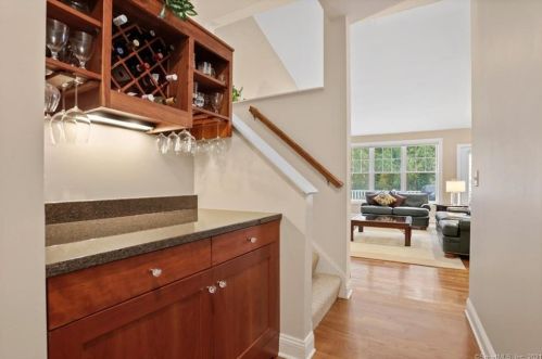 1 Ashwood Cir, Huntington, CT 06484-6601