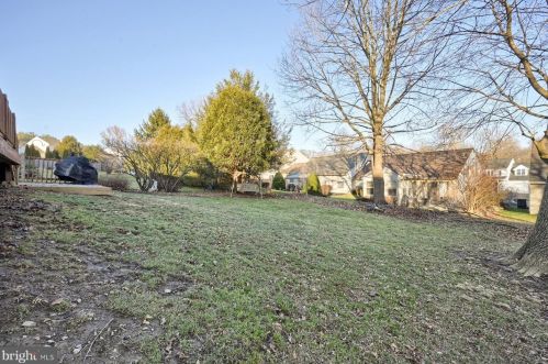 12 Mill Pond Dr, Lancaster PA  17603-7411 exterior