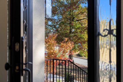 695 Highland Oaks Dr, Atlanta GA  30331-9210 exterior