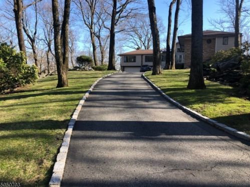 4 Summit Ter, Kinnelon, NJ 07405-2436