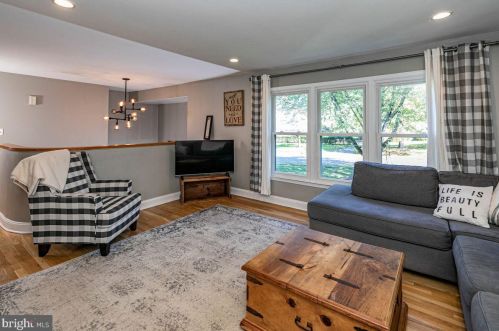 12 Holder Dr, Trenton, NJ 08628-2014