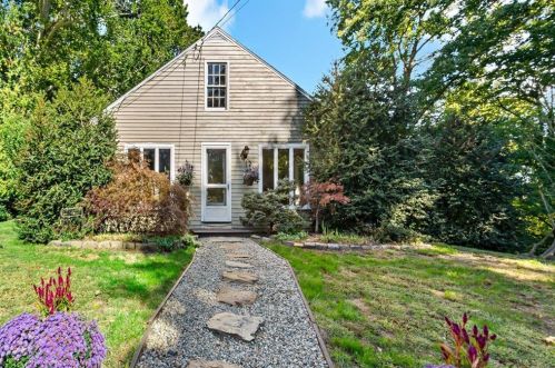 54 Penny Pond Rd, Tiverton, RI 02878-4726