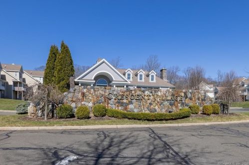 122 Kyles Way, Huntington CT  06484-6613 exterior