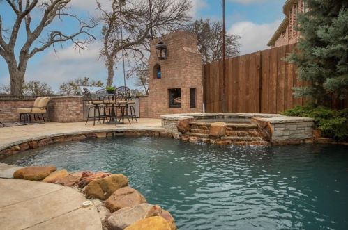 3609 Cimarron Dr, Carrollton TX 75007-6304 exterior