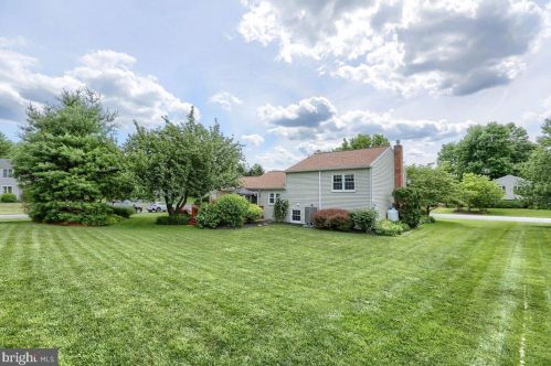 2410 Creek View Dr, Lancaster PA  17602-1462 exterior