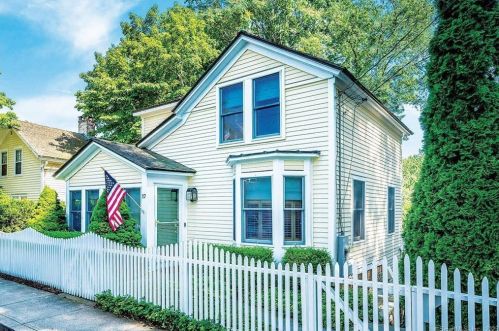 17 Main St, Essex, CT 06426-1135