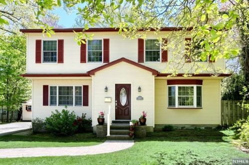 8 Beechwood Rd, Cresskill, NJ 07626-1002