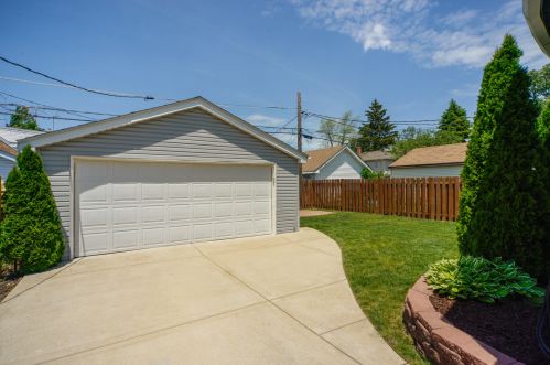 6534 Ebinger Dr, Niles, IL 60714-4436
