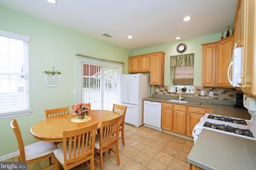 175 Meadowlark Dr, Trenton NJ  08690-3545 exterior