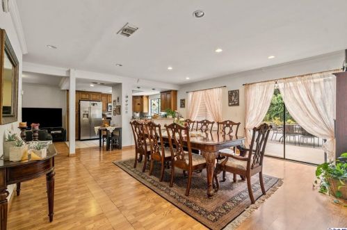 1998 Glenoaks Blvd, Glendale CA  91201-1644 exterior