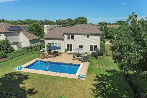 2415 Fen View Cir, Island Lake, IL 60042-8827