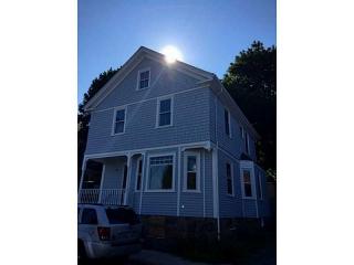 15 Central St, Middletown, RI 02840-2705