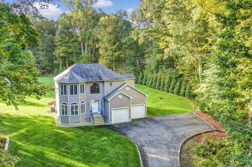 31 Golden Hill Ln, Huntington, CT 06484-1673