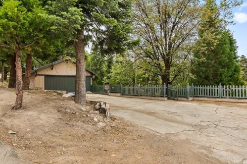 616 Cedar Ln, Twin Peaks, CA 92391-0445