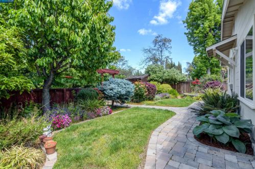 3381 El Monte Dr, Concord CA  94519-2806 exterior