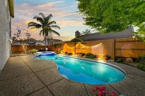 6612 Rabbit Hollow Way, Elk Grove, CA 95757-8303