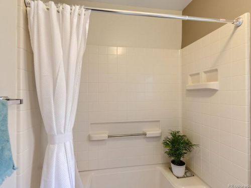 6041 Hinsdale Ave, Englewood CO  80112-1548 exterior