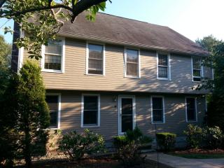 4 Roy Dr, Hudson, NH 03051-3538