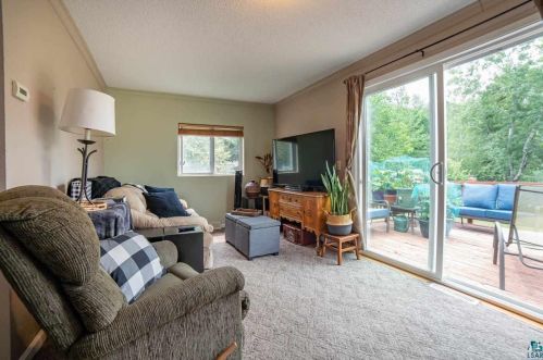 626 Farrell Rd, Duluth, MN 55811-4568