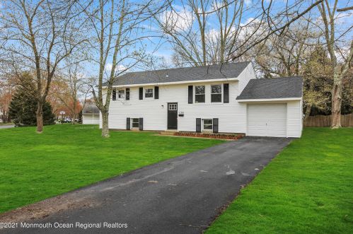 135 Darien Rd, Wall Township, NJ 07731-1807