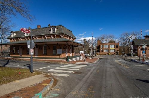 33 Mechanic St, Windsor CT  06095-2947 exterior