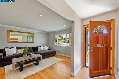 950 Duar Dr, Concord, CA 94518-3303