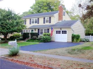 110 Drake Ln, Fairfield, CT 06824-2927