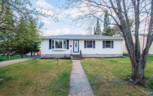 412 32nd St, Hibbing, MN 55746-2696