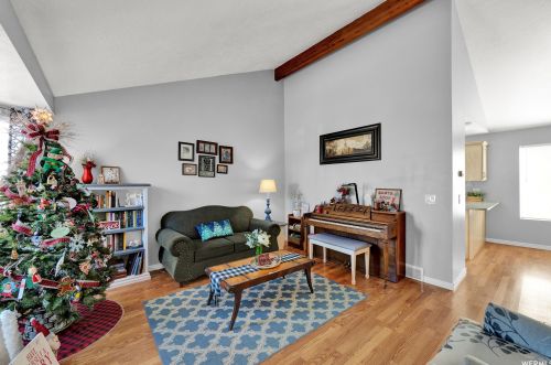 1367 Little Crk Dr, Taylorsville UT 84088-6544 exterior