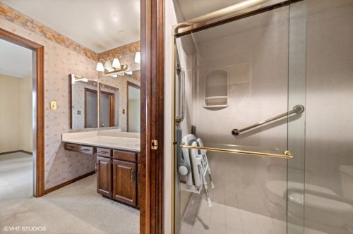 8123 Garfield Ave, Willowbrook IL  60527-5907 exterior