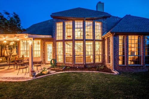 2561 Grn Oak Dr, Carrollton TX 75010-4221 exterior