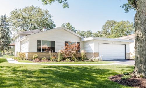 1915 Pawnee Ln, Mount Prospect, IL 60056-1621