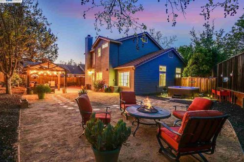 581 Saddleback Cir, Livermore, CA 94551-0714
