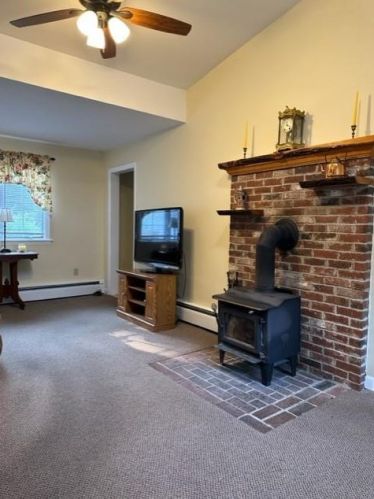 323 Thames Ave, Warwick, RI 02886-2909