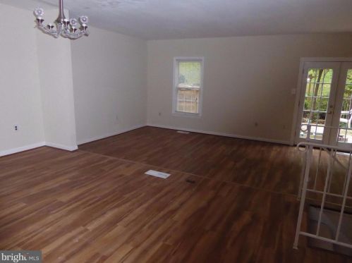 7305 Rolling Oak Ln, Springfield VA  22153-2015 exterior