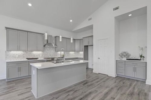 713 Baywood Dr, Taylor Lake Village TX exterior