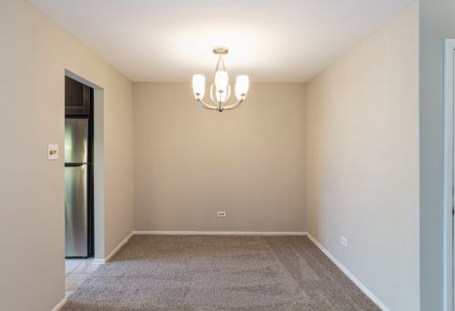 895 Coach Rd, Palatine, IL 60074-1801