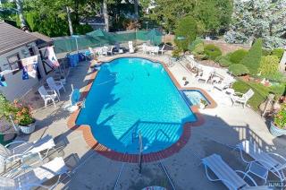 72 Swan Ct, Paramus, NJ 07652-2641
